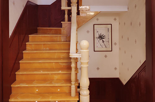 西安中式别墅室内汉白玉石楼梯的定制安装装饰效果